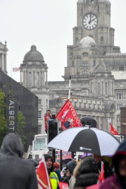 Liverpool, Birleşik Krallık - 26 Mayıs 2025: Liverpool Otobüs Geçidi 'ni izlemek için bir grup taraftar strand boyunca toplandı. Liverpool FC Premiere Ligi unvan kutlaması Liver Binası 'nda sona erdi..