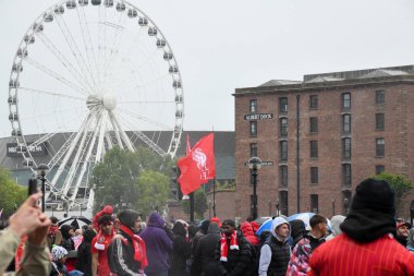 Liverpool, Birleşik Krallık - 26 Mayıs 2025: Liverpool Otobüs Geçidi 'ni izlemek için bir grup taraftar strand boyunca toplandı. Liverpool FC Premiere Ligi unvan kutlaması Liver Binası 'nda sona erdi..