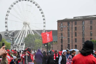 Liverpool, Birleşik Krallık - 26 Mayıs 2025: Liverpool Otobüs Geçidi 'ni izlemek için bir grup taraftar strand boyunca toplandı. Liverpool FC Premiere Ligi unvan kutlaması Liver Binası 'nda sona erdi..