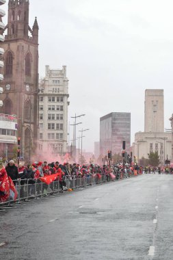 Liverpool, Birleşik Krallık - 26 Mayıs 2025: Liverpool Otobüs Geçidi 'ni izlemek için bir grup taraftar strand boyunca toplandı. Liverpool FC Premiere Ligi unvan kutlaması Liver Binası 'nda sona erdi..