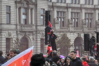 Liverpool, Birleşik Krallık - 26 Mayıs 2025: Liverpool Otobüs Geçidi 'ni izlemek için bir grup taraftar strand boyunca toplandı. Liverpool FC Premiere Ligi unvan kutlaması Liver Binası 'nda sona erdi..