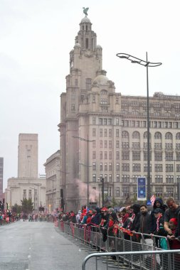 Liverpool, Birleşik Krallık - 26 Mayıs 2025: Liverpool Otobüs Geçidi 'ni izlemek için bir grup taraftar strand boyunca toplandı. Liverpool FC Premiere Ligi unvan kutlaması Liver Binası 'nda sona erdi..