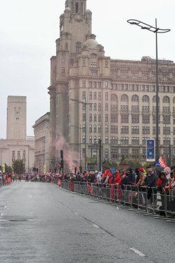Liverpool, Birleşik Krallık - 26 Mayıs 2025: Liverpool Otobüs Geçidi 'ni izlemek için bir grup taraftar strand boyunca toplandı. Liverpool FC Premiere Ligi unvan kutlaması Liver Binası 'nda sona erdi..