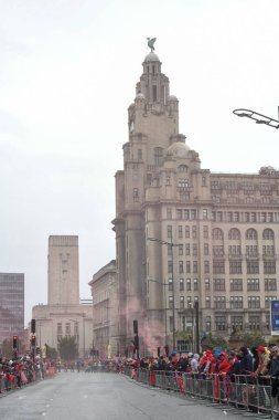 Liverpool, Birleşik Krallık - 26 Mayıs 2025: Liverpool Otobüs Geçidi 'ni izlemek için bir grup taraftar strand boyunca toplandı. Liverpool FC Premiere Ligi unvan kutlaması Liver Binası 'nda sona erdi..