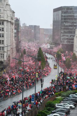 Liverpool, Birleşik Krallık - 26 Mayıs 2025: Liverpool Otobüs Geçidi 'ni izlemek için bir grup taraftar strand boyunca toplandı. Liverpool FC Premiere Ligi unvan kutlaması Liver Binası 'nda sona erdi..