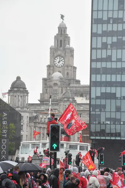 Liverpool, Birleşik Krallık - 26 Mayıs 2025: Liverpool Otobüs Geçidi 'ni izlemek için bir grup taraftar strand boyunca toplandı. Liverpool FC Premiere Ligi unvan kutlaması Liver Binası 'nda sona erdi..