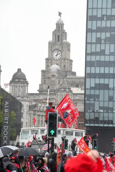 Liverpool, Birleşik Krallık - 26 Mayıs 2025: Liverpool Otobüs Geçidi 'ni izlemek için bir grup taraftar strand boyunca toplandı. Liverpool FC Premiere Ligi unvan kutlaması Liver Binası 'nda sona erdi..