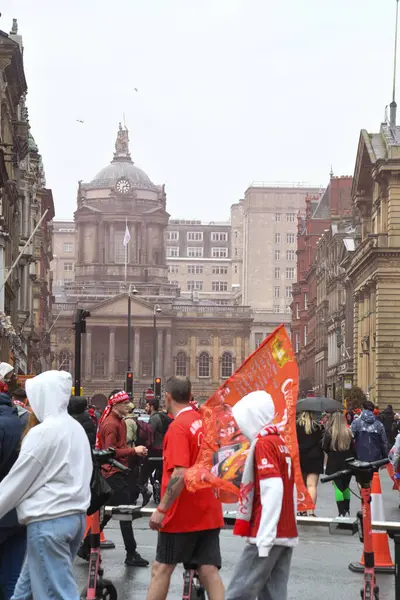 Liverpool, Birleşik Krallık - 26 Mayıs 2025: Liverpool Otobüs Geçidi 'ni izlemek için bir grup taraftar strand boyunca toplandı. Liverpool FC Premiere Ligi unvan kutlaması Liver Binası 'nda sona erdi..