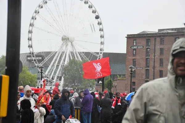 Liverpool, Birleşik Krallık - 26 Mayıs 2025: Liverpool Otobüs Geçidi 'ni izlemek için bir grup taraftar strand boyunca toplandı. Liverpool FC Premiere Ligi unvan kutlaması Liver Binası 'nda sona erdi..