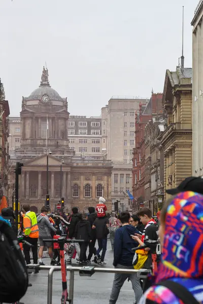 Liverpool, Birleşik Krallık - 26 Mayıs 2025: Liverpool Otobüs Geçidi 'ni izlemek için bir grup taraftar strand boyunca toplandı. Liverpool FC Premiere Ligi unvan kutlaması Liver Binası 'nda sona erdi..