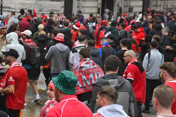 Liverpool, Birleşik Krallık - 26 Mayıs 2025: Liverpool Otobüs Geçidi 'ni izlemek için bir grup taraftar strand boyunca toplandı. Liverpool FC Premiere Ligi unvan kutlaması Liver Binası 'nda sona erdi..