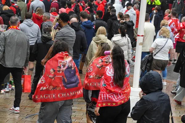 Liverpool, Birleşik Krallık - 26 Mayıs 2025: Liverpool Otobüs Geçidi 'ni izlemek için bir grup taraftar strand boyunca toplandı. Liverpool FC Premiere Ligi unvan kutlaması Liver Binası 'nda sona erdi..