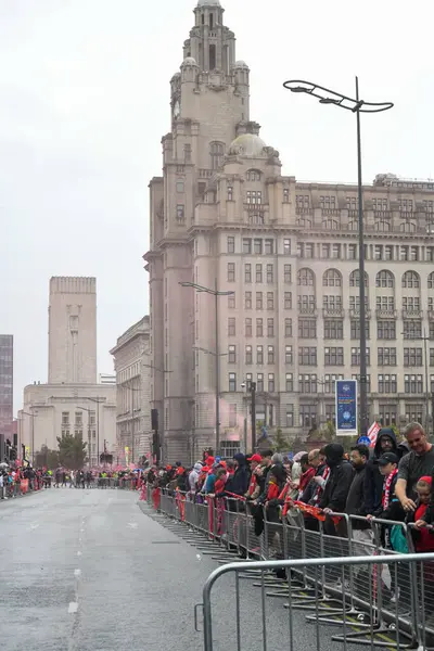 Liverpool, Birleşik Krallık - 26 Mayıs 2025: Liverpool Otobüs Geçidi 'ni izlemek için bir grup taraftar strand boyunca toplandı. Liverpool FC Premiere Ligi unvan kutlaması Liver Binası 'nda sona erdi..