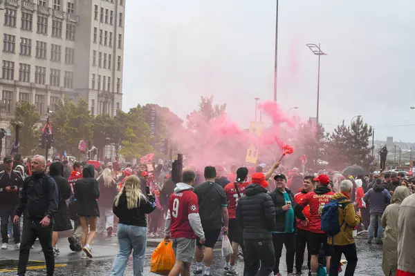 Liverpool, Birleşik Krallık - 26 Mayıs 2025: Liverpool Otobüs Geçidi 'ni izlemek için bir grup taraftar strand boyunca toplandı. Liverpool FC Premiere Ligi unvan kutlaması Liver Binası 'nda sona erdi..