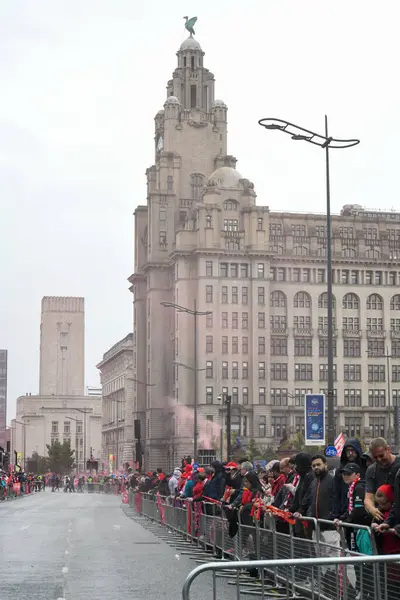 Liverpool, Birleşik Krallık - 26 Mayıs 2025: Liverpool Otobüs Geçidi 'ni izlemek için bir grup taraftar strand boyunca toplandı. Liverpool FC Premiere Ligi unvan kutlaması Liver Binası 'nda sona erdi..