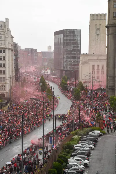 Liverpool, Birleşik Krallık - 26 Mayıs 2025: Liverpool Otobüs Geçidi 'ni izlemek için bir grup taraftar strand boyunca toplandı. Liverpool FC Premiere Ligi unvan kutlaması Liver Binası 'nda sona erdi..