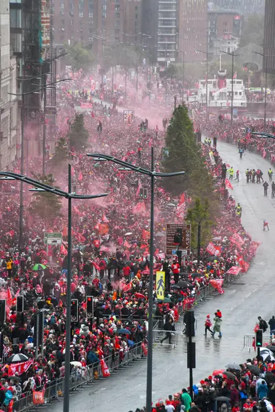 Liverpool, Birleşik Krallık - 26 Mayıs 2025: Liverpool Otobüs Geçidi 'ni izlemek için bir grup taraftar strand boyunca toplandı. Liverpool FC Premiere Ligi unvan kutlaması Liver Binası 'nda sona erdi..