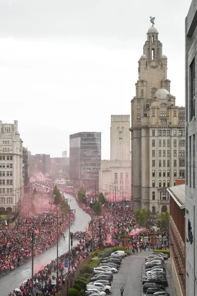 Liverpool, Birleşik Krallık - 26 Mayıs 2025: Liverpool Otobüs Geçidi 'ni izlemek için bir grup taraftar strand boyunca toplandı. Liverpool FC Premiere Ligi unvan kutlaması Liver Binası 'nda sona erdi..