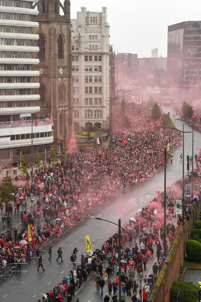 Liverpool, Birleşik Krallık - 26 Mayıs 2025: Liverpool Otobüs Geçidi 'ni izlemek için bir grup taraftar strand boyunca toplandı. Liverpool FC Premiere Ligi unvan kutlaması Liver Binası 'nda sona erdi..