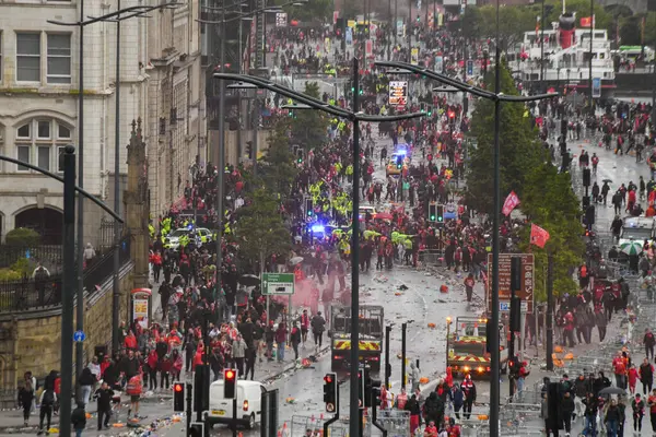 Liverpool, Birleşik Krallık - 26 Mayıs 2025: Liverpool FC geçit töreninde olay. Polis, ambulans ve acil müdahale ekipleri Liverpool otobüs geçit töreninde olay yerine yaklaşıyor.