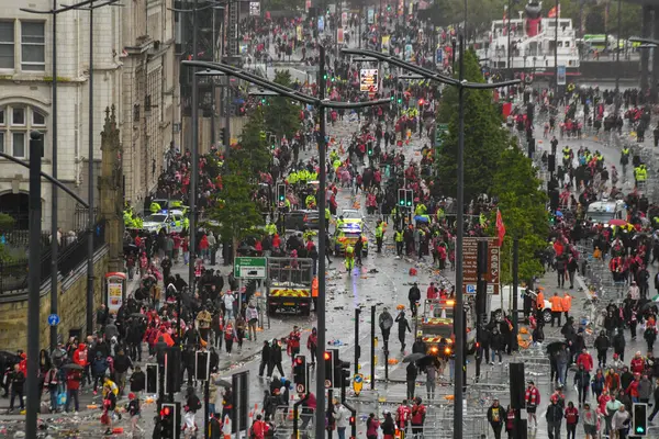 Liverpool, Birleşik Krallık - 26 Mayıs 2025: Liverpool FC geçit töreninde olay. Polis, ambulans ve acil müdahale ekipleri Liverpool otobüs geçit töreninde olay yerine yaklaşıyor.