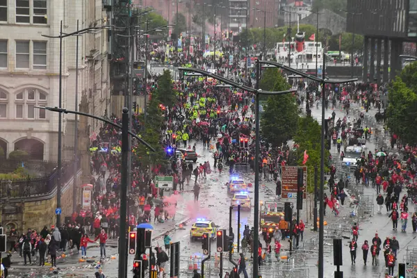 Liverpool, Birleşik Krallık - 26 Mayıs 2025: Liverpool FC geçit töreninde olay. Polis, ambulans ve acil müdahale ekipleri Liverpool otobüs geçit töreninde olay yerine yaklaşıyor.