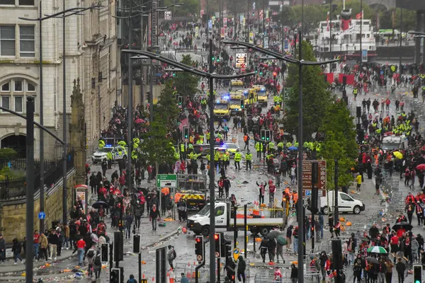 Liverpool, Birleşik Krallık - 26 Mayıs 2025: Liverpool FC geçit töreninde olay. Polis, ambulans ve acil müdahale ekipleri Liverpool otobüs geçit töreninde olay yerine yaklaşıyor.