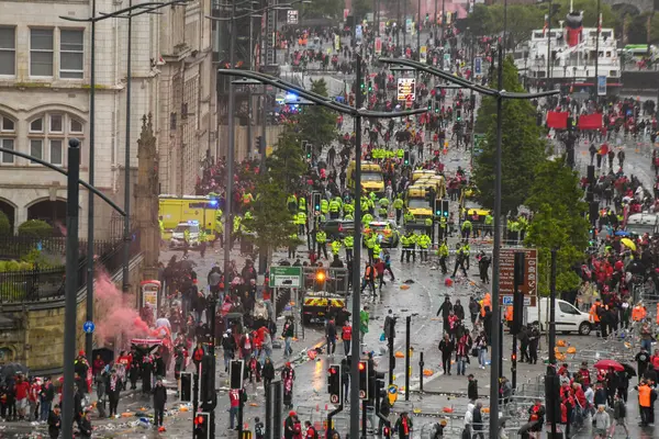 Liverpool, Birleşik Krallık - 26 Mayıs 2025: Liverpool FC geçit töreninde olay. Polis, ambulans ve acil müdahale ekipleri Liverpool otobüs geçit töreninde olay yerine yaklaşıyor.