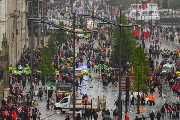 Liverpool, Birleşik Krallık - 26 Mayıs 2025: Liverpool FC geçit töreninde olay. Polis, ambulans ve acil müdahale ekipleri Liverpool otobüs geçit töreninde olay yerine yaklaşıyor.