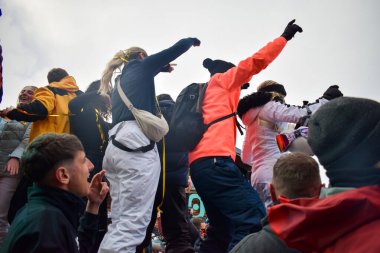 Val Thorens, Üç Vadi, Fransa - 15 Mart 2024: Nisan Kayak Partisi Val Thorens 'da 360 açık hava barı ve kulübünde. Kayakçılar ve snowboardcular bayırlarda bir gün geçirdikten sonra dans edip, içip, eğleniyorlar..