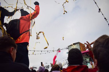 Val Thorens, Üç Vadi, Fransa - 15 Mart 2024: Nisan Kayak Partisi Val Thorens 'da 360 açık hava barı ve kulübünde. Kayakçılar ve snowboardcular bayırlarda bir gün geçirdikten sonra dans edip, içip, eğleniyorlar..