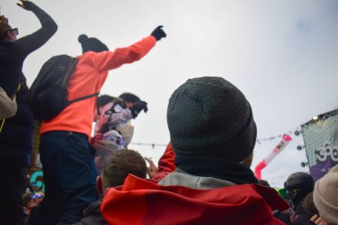 Val Thorens, Üç Vadi, Fransa - 15 Mart 2024: Nisan Kayak Partisi Val Thorens 'da 360 açık hava barı ve kulübünde. Kayakçılar ve snowboardcular bayırlarda bir gün geçirdikten sonra dans edip, içip, eğleniyorlar..