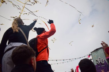 Val Thorens, Üç Vadi, Fransa - 15 Mart 2024: Nisan Kayak Partisi Val Thorens 'da 360 açık hava barı ve kulübünde. Kayakçılar ve snowboardcular bayırlarda bir gün geçirdikten sonra dans edip, içip, eğleniyorlar..