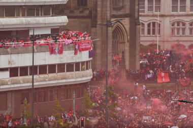 Liverpool, Birleşik Krallık - 26 Mayıs 2025: Liverpool Otobüs Geçidi 'ni izlemek için bir grup taraftar strand boyunca toplandı. Liverpool FC Premier Lig unvan kutlaması Liver Binası 'nda sona erdi..