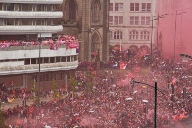 Liverpool, Birleşik Krallık - 26 Mayıs 2025: Liverpool Otobüs Geçidi 'ni izlemek için bir grup taraftar strand boyunca toplandı. Liverpool FC Premier Lig unvan kutlaması Liver Binası 'nda sona erdi..