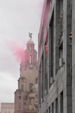 Liverpool, İngiltere - 26 Mayıs 2025: Liverpool 'un Premier Lig galibiyetini kutlayan kırmızı duman ve havai fişekler, ikonik Liver Binası' nın tepesinden havai fişekler atıldı.