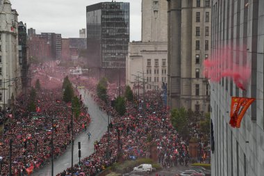 Liverpool, Birleşik Krallık - 26 Mayıs 2025: Liverpool Otobüs Geçidi 'ni izlemek için bir grup taraftar strand boyunca toplandı. Liverpool FC Premier Lig unvan kutlaması Liver Binası 'nda sona erdi..