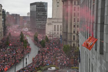 Liverpool, Birleşik Krallık - 26 Mayıs 2025: Liverpool Otobüs Geçidi 'ni izlemek için bir grup taraftar strand boyunca toplandı. Liverpool FC Premier Lig unvan kutlaması Liver Binası 'nda sona erdi..