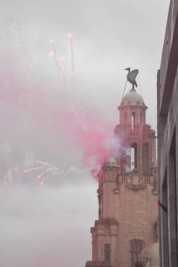 Liverpool, İngiltere - 26 Mayıs 2025: Liverpool 'un Premier Lig galibiyetini kutlayan kırmızı duman ve havai fişekler, ikonik Liver Binası' nın tepesinden havai fişekler atıldı.