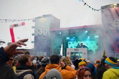 Val Thorens, The Three Valley, Fransa - 15 Mart 2024: Apres Kayak partisi Val Thorens 'da 360 açık hava barı ve kulübünde. Kayakçılar ve snowboardcular bayırlarda bir gün geçirdikten sonra dans edip, içip, eğleniyorlar..