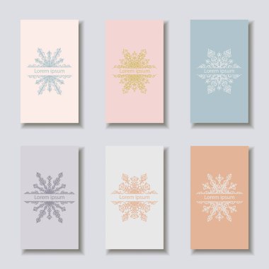 Pastel renklerde dekoratif narin kar taneleri olan minimalist tarzda altı arka plan. Kartların, davetiyelerin, posterlerin, kapakların, etiketlerin modern tasarımı için vektör deseni.