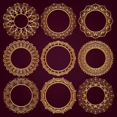 Bordo bir arka planda lüks, yuvarlak, altın çerçeveler koleksiyonu. Fotoğraflar, tablolar ve aynalar için çerçeve. Kitaplar, kartlar, davetiyeler için dekoratif dekorasyon. Vektör.