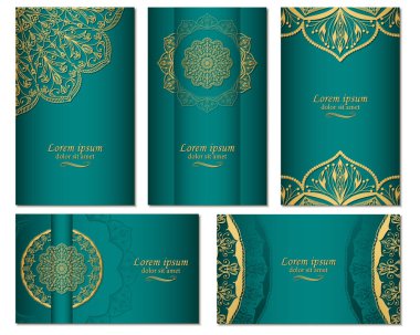 Mandala, yeşil dikdörtgen arka planda altın süs. Etnik kalıplı beş geçmişli bir grup. Kartpostal, davetiye, etiket