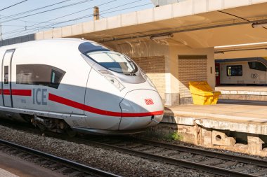 Alman yüksek hızlı treni ICE Brüksel 'in kuzey istasyonunda güneşli bir yaz gününde duruyor. Alman yüksek hızlı treninin yakın çekimi. Arka planda demiryolu platformları var. 6 Ağustos 2024, Brüksel, Belçika.