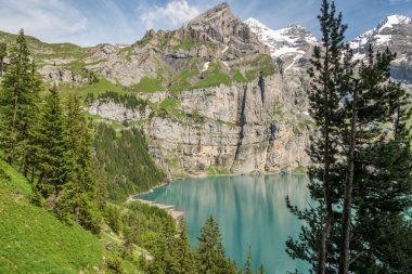 İsviçre 'deki Oeschinensee Gölü' nün yüksek dağlarından yaz manzarası. İsviçre Alpleri, gölün etrafında güzel bir yürüyüş yeri. Bernese Oberland 'da inanılmaz bir yer..