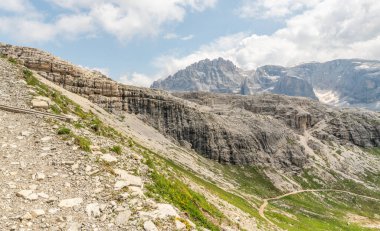 Muhteşem manzara, İtalyan Dolomitleri. Rifugio Pian de Cengia 'da Bllelejochhtte' ye doğru yürüyüş. Görkemli manzara, aktif yaz tatili. Sağlıklı bir yaşam tarzı. Şaşırtıcı doğa..