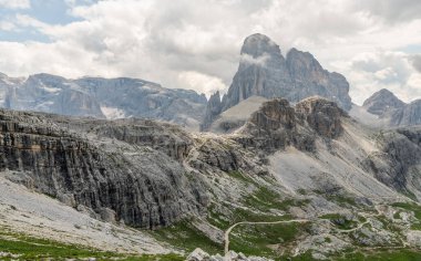 Muhteşem manzara, İtalyan Dolomitleri. Rifugio Pian de Cengia 'da Bllelejochhtte yakınlarında yürüyüş parkurunda. Görkemli manzara, etkileyici dağ zirveleri. Aktif yaz tatili. Sağlıklı bir yaşam tarzı. Şaşırtıcı doğa..