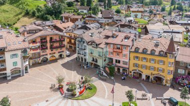 Moena 'daki Piaz de Ramon meydanının insansız hava aracı görüntüsü, İtalyan Dolomitleri' nin bir köyü. Renkli evler, güzel turistik yerler. 15 Temmuz 2024, Moena, İtalya.