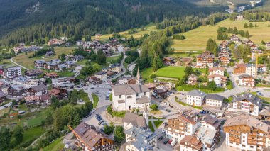 İtalya 'nın büyüleyici bir kasabası olan San Vito di Cadore' un insansız hava aracı görüntüsü. Yaz aylarında dolomitlerdeki İtalyan köyü manzarası. 16 Temmuz 2024, San Vito di Cadore, İtalya