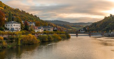 Güzel bir sabah manzarası ve Neckar nehrinin sıcacık renkleri. Almanya 'nın güzel tarihi şehri Heidelberg. Güzel turistik bir yer. Almanya 'da görülmesi gereken bir yer. Alman şehri Heidelberg 'in harika manzarası.